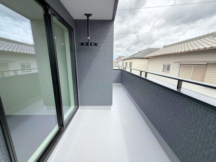 2部屋続きのバルコニー(南向き)。どちらの部屋からもバルコニーへ出入りすることができ、洗濯物やお布団などをたっぷり干せます♪