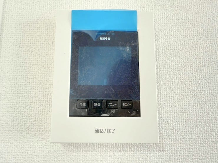 モニター付きインターホンはドアを開ける前にモニターで来訪者の顔を確認できるので、誰が来たのかを事前に判別し、不用意なドアの開放を防ぐことができます。