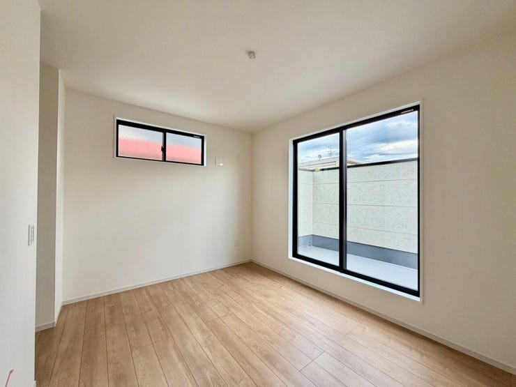 〈7.5帖〉バルコニーの壁が高いため、外から中が見えにくくなります。日中にカーテンを常時閉める必要がなくなり、室内に日光がたっぷり差し込む開放的な空間を作れます。