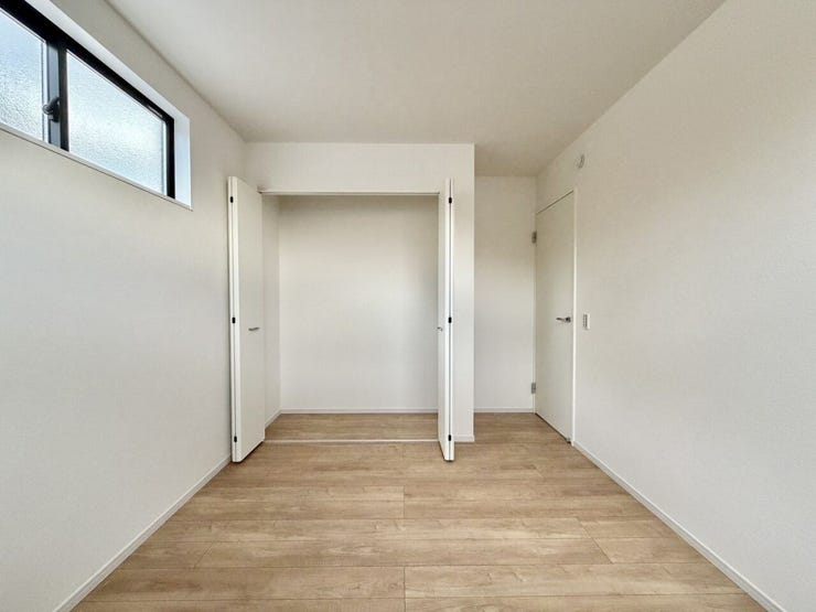 〈5.2帖〉このままでもお使い頂けますが、ご希望があれば棚やハンガーパイプも弊社で取付可能です♪お気軽にお問合せ下さい!