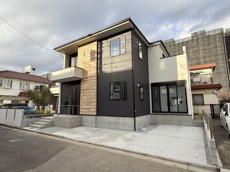 生活する上で必要な施設(保育園、小中学校、スーパー等々)が全てそろっているといっても過言ではないくらい、暮らしやすい環境となっております!