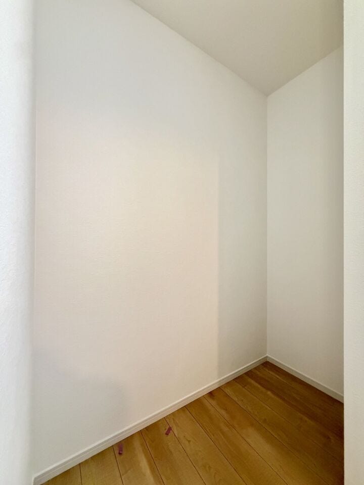 〈リネン庫〉タオルや洗剤のストックを収納したりできます♪このままでもお使い頂けますが、ご希望があれば棚やハンガーパイプも弊社で取付可能です♪お気軽にお問合せ下さい!