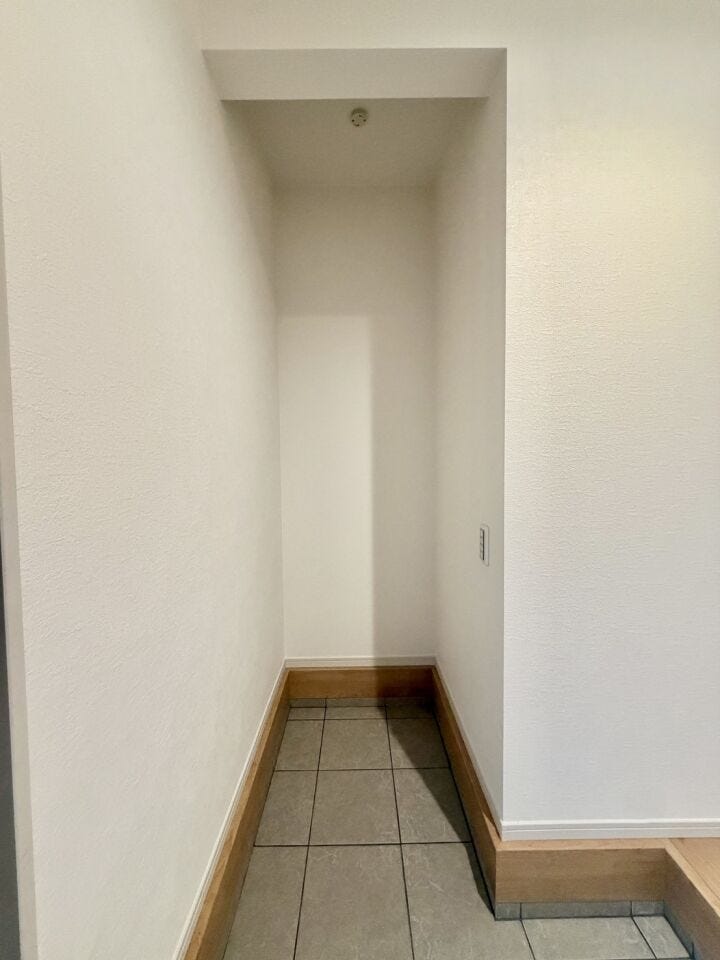 〈土間収納〉ベビーカーはもちろん、お子様の砂場グッズや、野球やサッカーなどの屋外で使うスポーツ道具の収納場所としても活用できます。