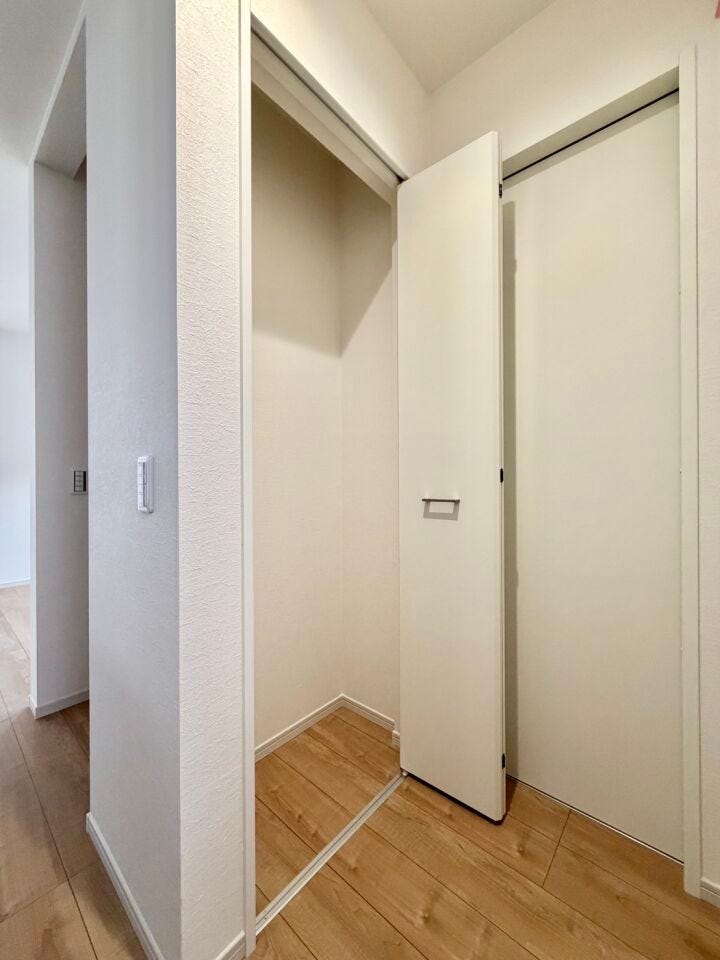 掃除機などの日用品を収納するにも便利♪
向かって右側の扉を開けると玄関です。引き戸なので、普段は開けっぱなしにしておくことができ、来客時等は閉めておくという使い方ができますね。