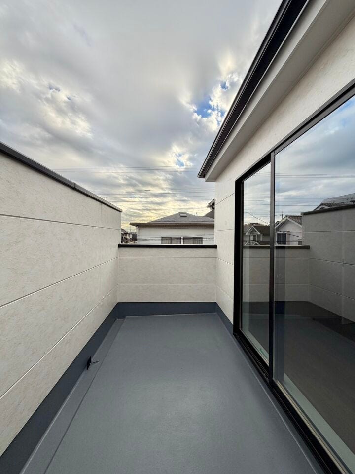 壁が高いため、隣家や道路からの視線を遮り、洗濯物を安全に干すことができます♪