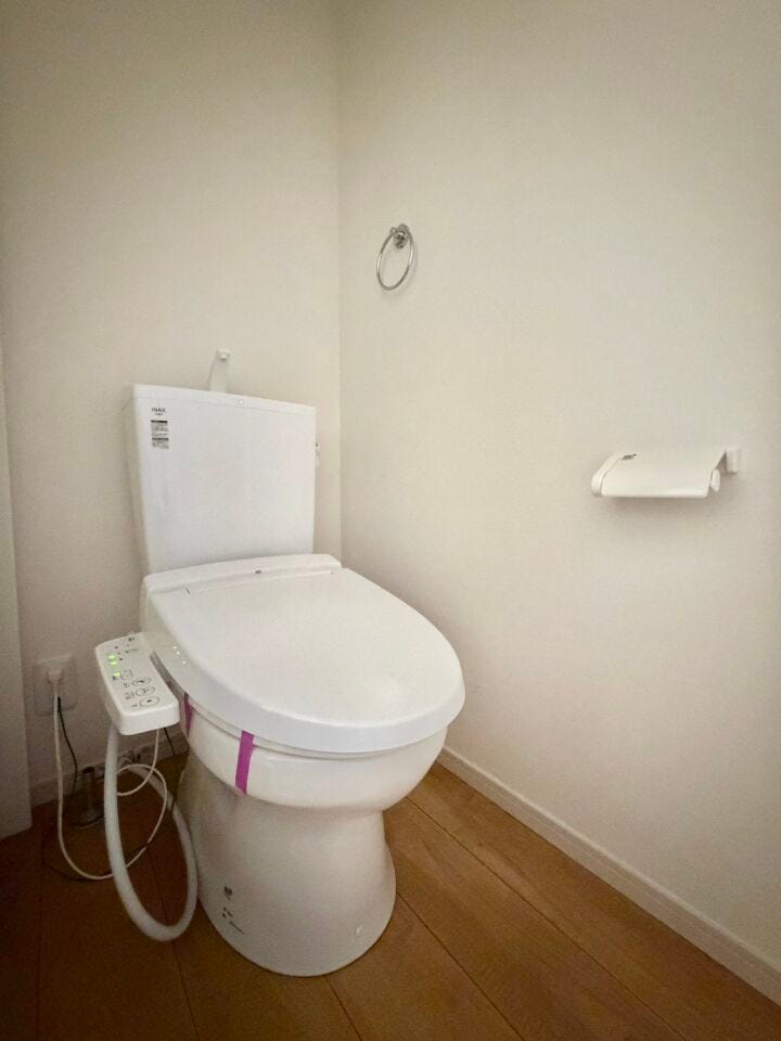 〈1階トイレ〉お手入れしやすい温水洗浄便座で、毎日快適♪