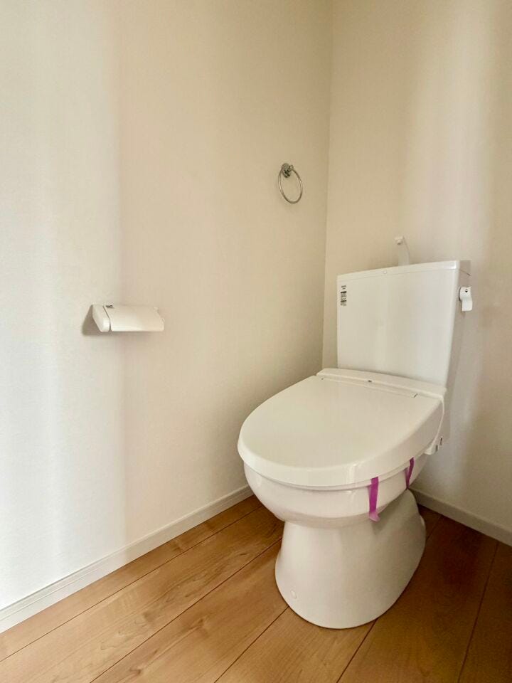 〈2階トイレ〉お手入れしやすい温水洗浄便座で、毎日快適♪