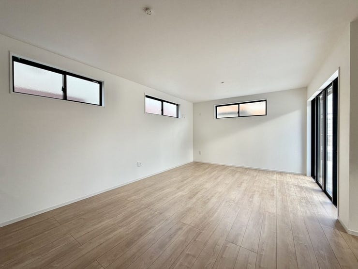 三面採光で大変明るいリビングです♪家具配置もしやすい造りになっているのが◎