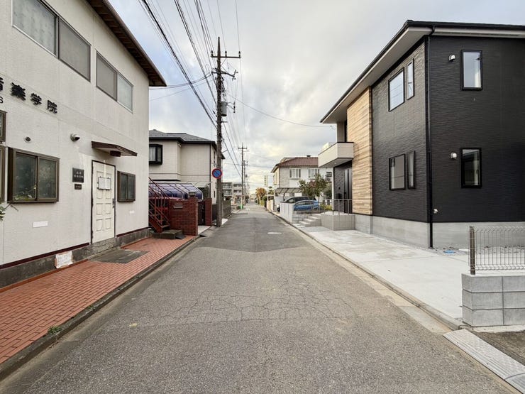 前面道路は約5mで駐車もラクラク♪