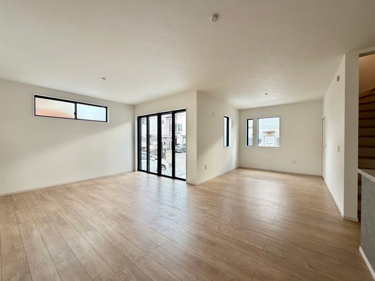 【リビング】
広々22.7帖のリビングは、明るく家族が自然と集まります♪