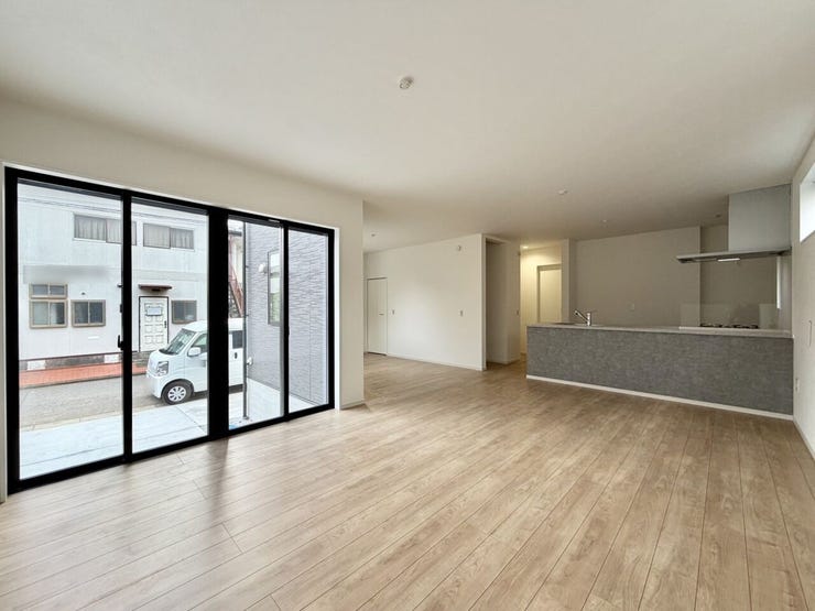 自然とご家族が集まる南向きのリビング♪床暖房付きで足元からポカポカ♪