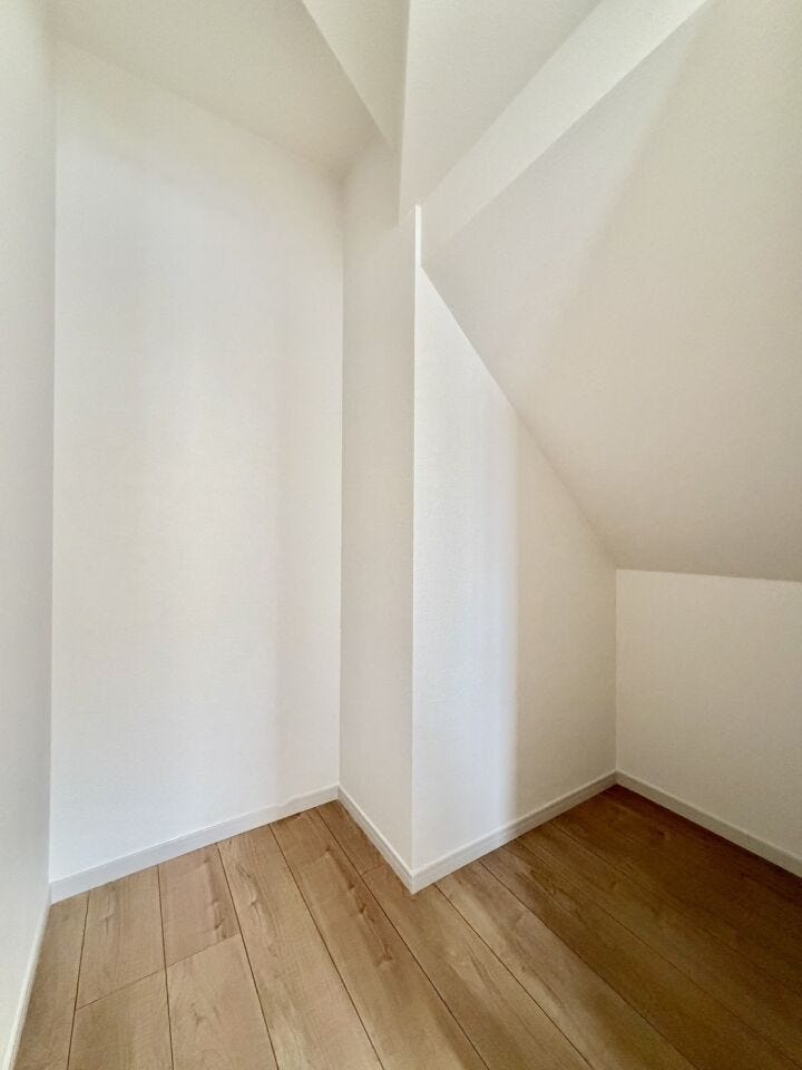 リビングがすっきり片付くウォークインクローゼット♪
自分好みに収納を作ることもできますが、棚やハンガーパイプも弊社で取付可能です♪お気軽にお問合せ下さい