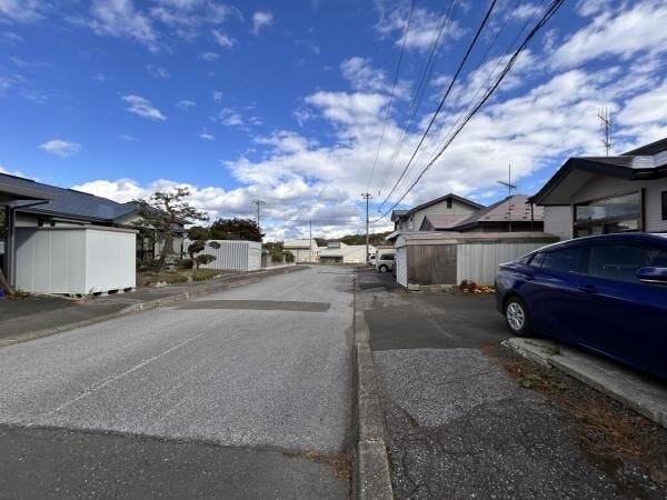 前面道路は幅員約9.8mの公道に接しております。