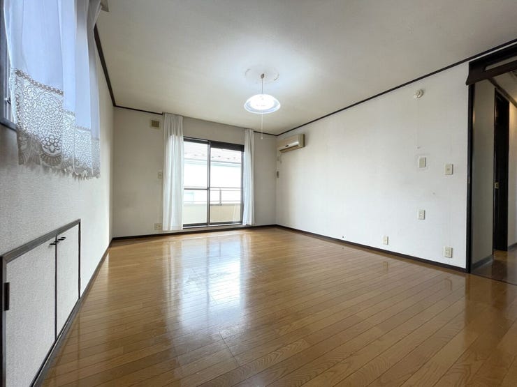 ◇2階洋室(約10帖)別アングル
2面採光で明るい空間♪