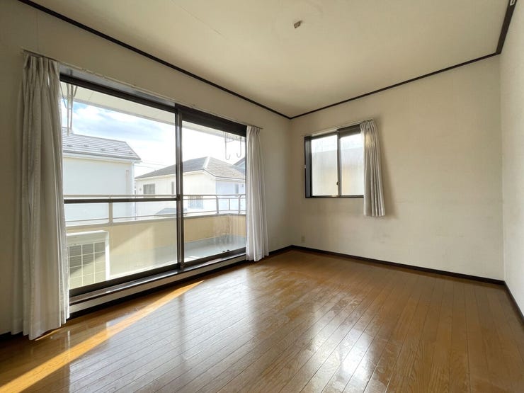 ◇2階洋室(約6帖)
2面採光で明るい空間♪