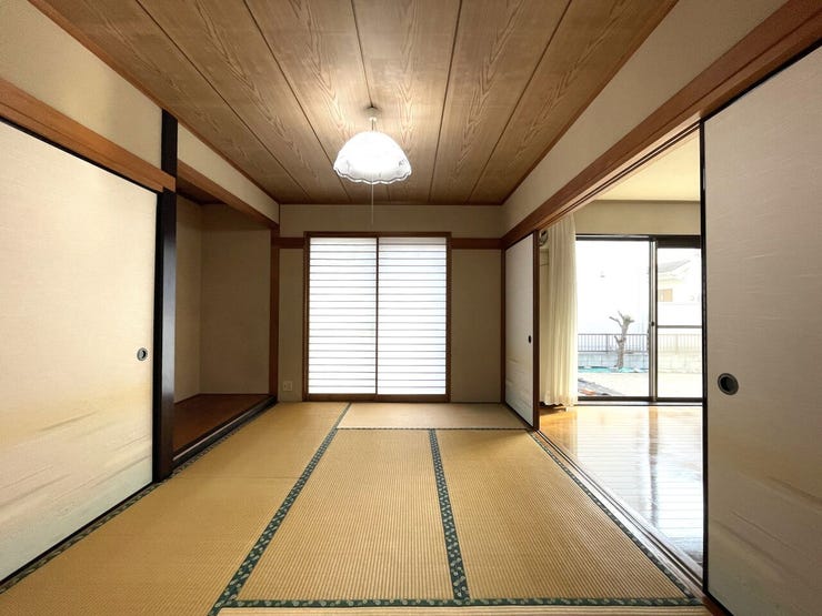 ◇1階和室(約6帖)別アングル
隣の洋室との扉を開け放つことで更に開放的な空間に♪