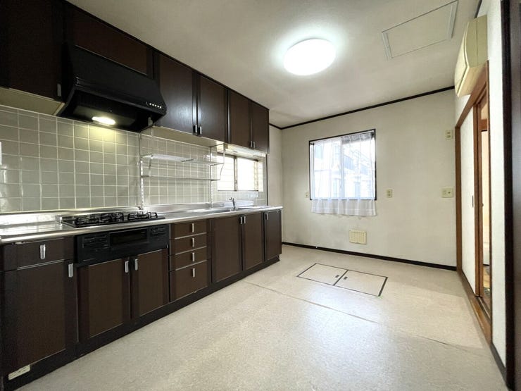 ◇キッチン(約6帖)
作業がはかどるシステムキッチンは収納も豊富♪更に床下収納もあるのでキッチンをスッキリした空間にするのに役立ちます!