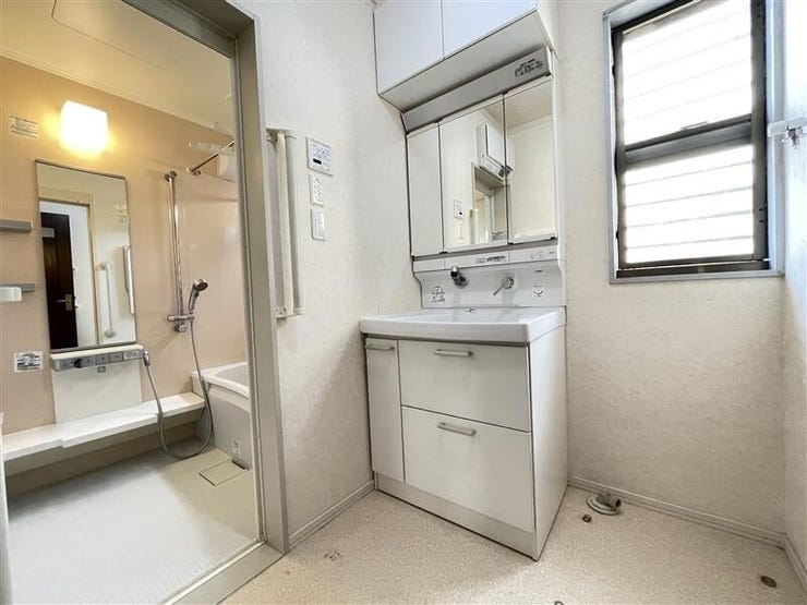 ◇洗面台は三面鏡で朝の身支度もはかどりそうです♪