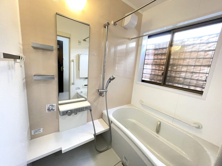 ◇窓付きで湿気がこもりにくくカビ防止の効果も♪シャワーヘッドはお好みの高さに調節していただけます♪