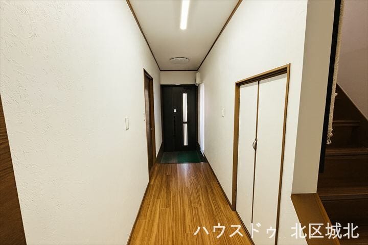 ※イメージ画像(実際の写真をもとに家具等をCGで除去したものになります)
デッドスペースを有効活用した階段下収納を備え、日用品や掃除用具もすっきり片付く便利なスペースです。