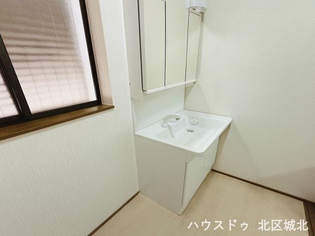 ※イメージ画像(実際の写真をもとに家具等をCGで除去したものになります)
3面鏡の裏側や洗面台下など収納スペースが豊富な洗面台になっています。窓から自然光が差し込み、毎日の身支度も快適に行えます。