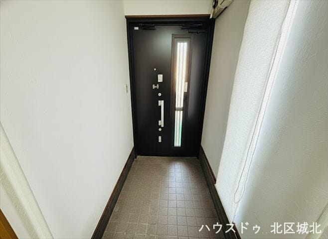 ※イメージ画像(実際の写真をもとに家具等をCGで除去したものになります)
玄関扉に小窓がついているので、室内に明るい陽射しを届けてくれます。