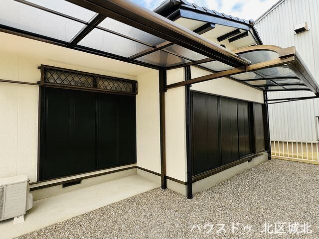 ※イメージ画像(実際の写真をCG合成したものになります)
屋根付きのテラス空間で、雨の日でも洗濯物が干せる便利なスペース。採光を遮らない透明屋根で、外作業や荷物置きにも活躍します。