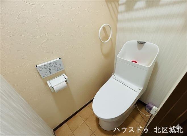 ※イメージ画像(実際の写真をCG合成したものになります)
ウォシュレット機能付きトイレです♪タオルリングやペーパーホルダーも完備です♪