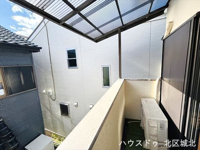 採光・通風に優れた南面バルコニー。屋根があるので、急な雨に降られても、安心です。