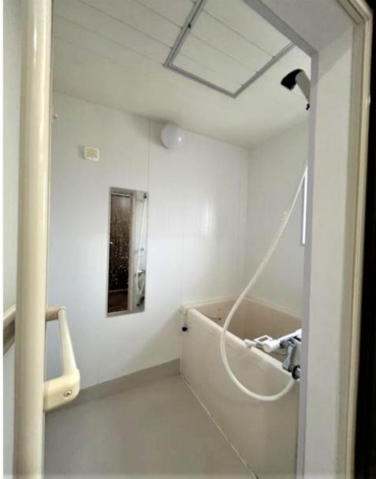 窓もあり、明るい浴室です♪
※写真は2021年当時の状態です。