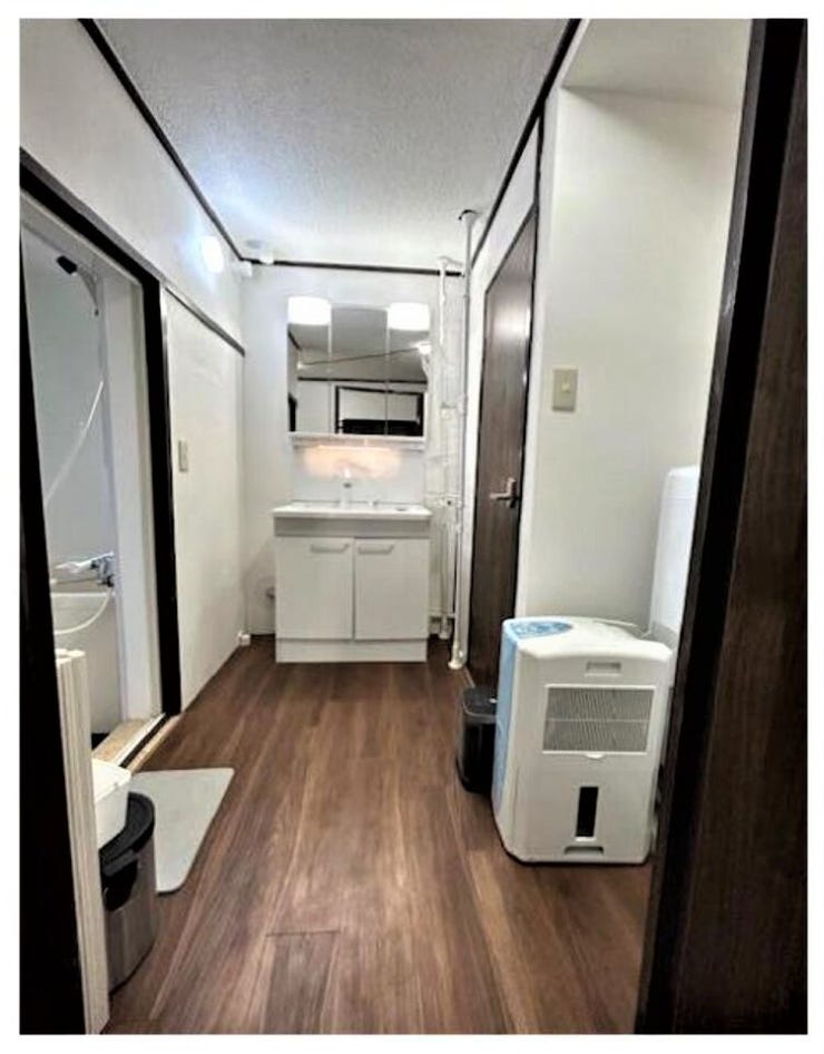 水回りが纏まっており、生活同線の良い間取りです!
洗面台・床・クロスも新調されております!
※写真は2021年当時の状態です。