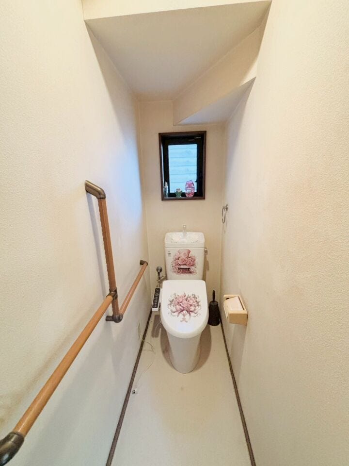 温水洗浄便座機能付きで快適にお使いいただけます♪
窓もあるので換気もバッチリです!