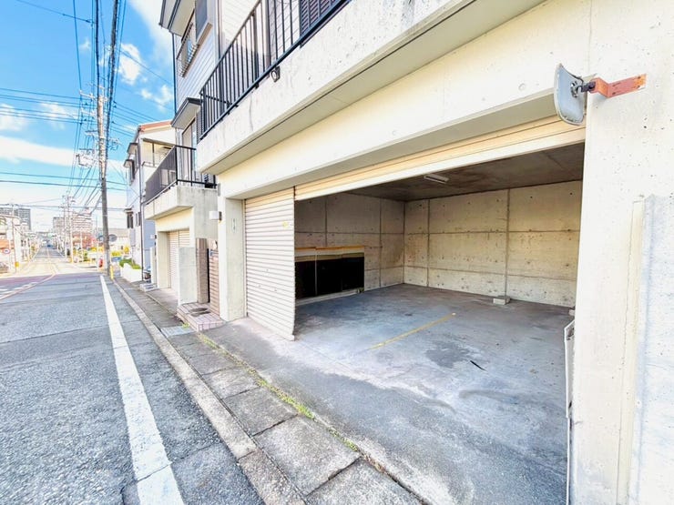 シャッター付きの車庫は大切なお車を雨風から守ることができます!