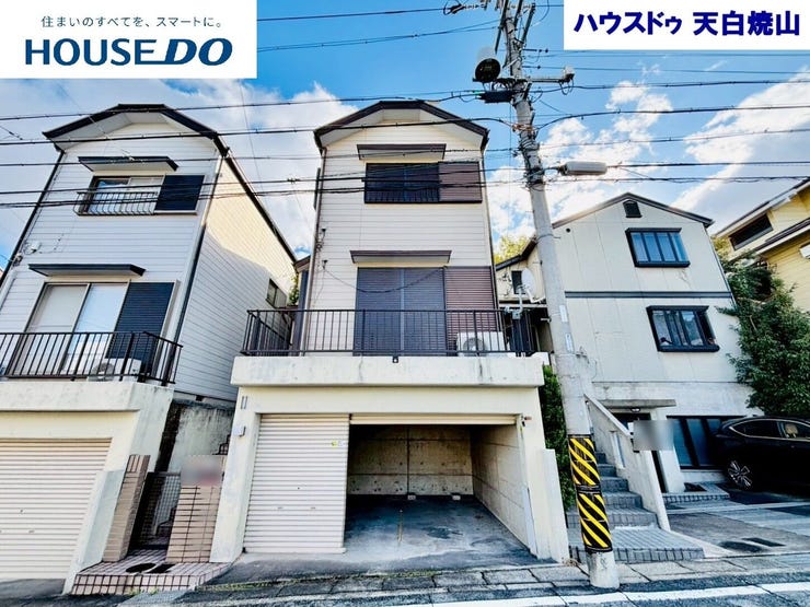 【外観】
シャッター付き車庫のある4LDKの一戸建て♪