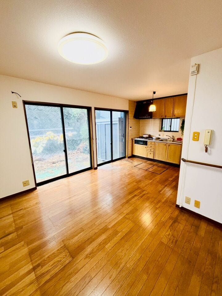 木目のフローリングで温かみを感じられるリビングです☆
で十分な採光があるので、日中は明るく心地よい日差しを感じながら過ごせます♪