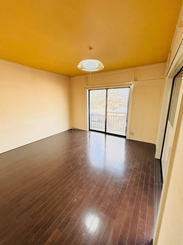 【1F 8帖】
2 面採光で明るいお部屋です。
客間としても寝室としても用途に合わせて活用できます◎