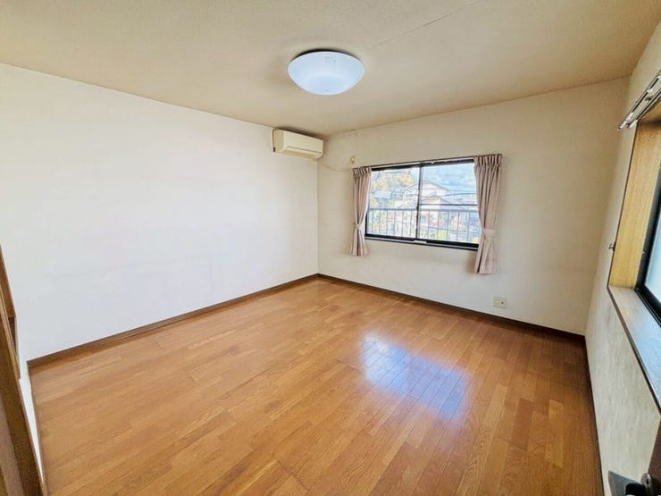 【2F 8帖】
2 面採光で明るいお部屋です。主寝室にぴったりなお部屋です♪