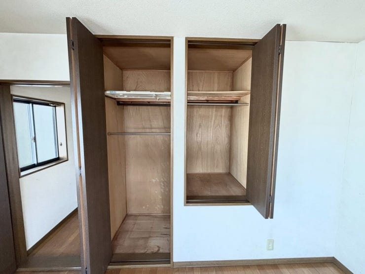 ポールハンガー付きなので、衣類をハンガーに掛けたまま収納できるクローゼットです!