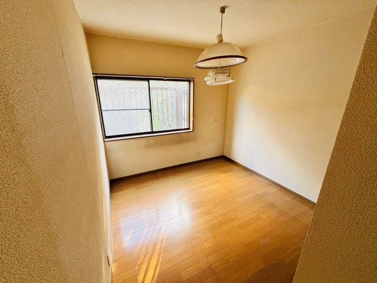 【2F 5帖】
明るい洋室♪お子様の一人部屋デビューにもいいですね♪