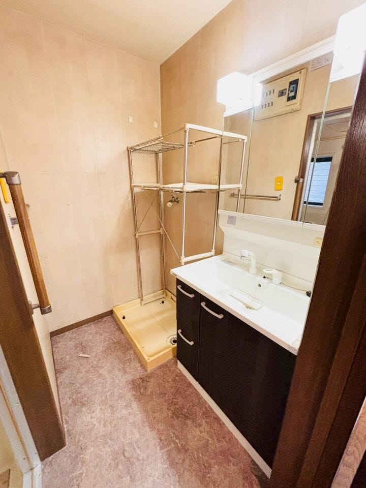 ミラー扉の内側が収納スペースになっていて、洗面周りがスッキリします!