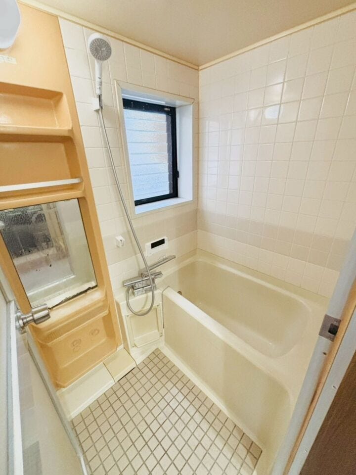1 日の疲れを癒すバスルーム♪
窓もあり日々の換気もしやすいです◎