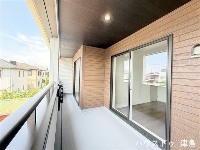 2部屋にまたがったバルコニー。家族分のお布団もしっかり干していただけます。7帖洋室側に物干し金具が設置。