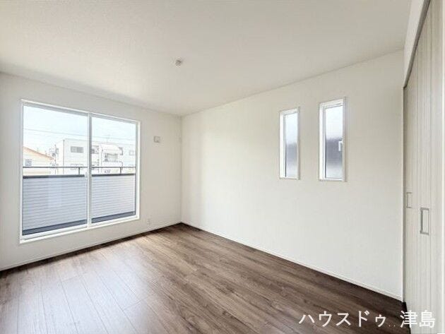 6帖洋室。こちらもバルコニーに面し、お天気のいい日にはたっぷりと陽光を取り込むことができ、ベッドの上のお布団もふかふかになりそうですね。