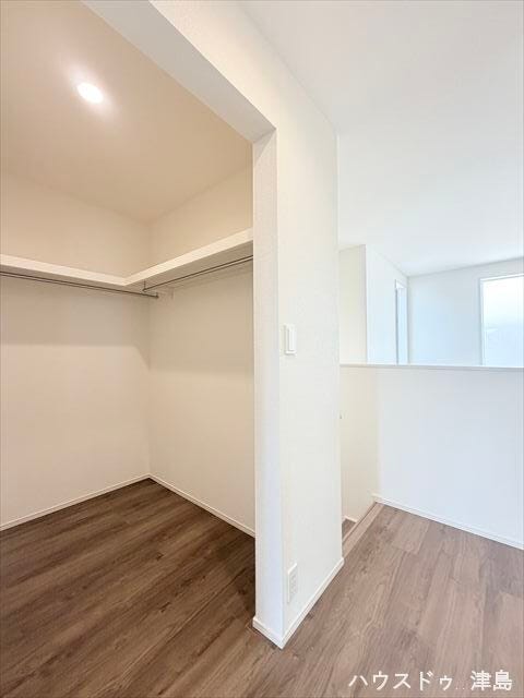 2階廊下に設置されたウォークインクローゼット。各部屋で収まりきらなかった物や家族共通の物を置くのに便利。L字に枕棚・ポールが設置され収納量が増えます。