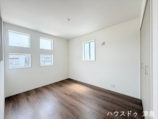 5.7帖洋室。北東に位置するお部屋です。北側の4つの小窓が素敵です。2面採光で窓から光が照らし、室内を明るくしてくれます!