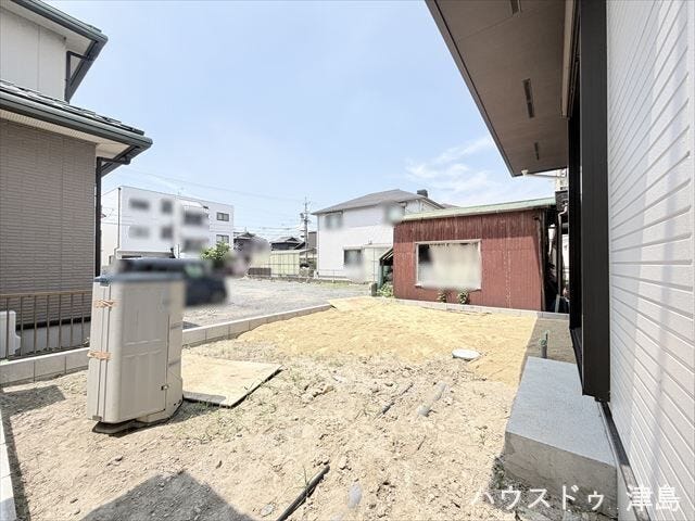 植栽やガーデニングを楽しんだり、芝生やウッドデッキなどで快適に過ごせる空間にしても素敵ですね。リビングの掃出し口には庭に出やすいように踏み台が設置。
