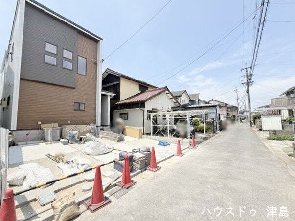 北側公道幅約4.0m・間口約7.0m。普通車が1台通れる道幅。ドラッグストア・スーパー・コンビニが徒歩圏内に揃っているのでお買い物に便利。