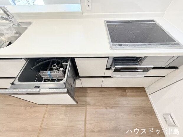 左側写真はビルトインタイプの食器洗い乾燥機はカウンター上はいつもすっきり。水道代・時間の節約ができ、衛生的。右側写真はIHクッキングヒーター。安全性が高く年配の方やお子様にも安心。