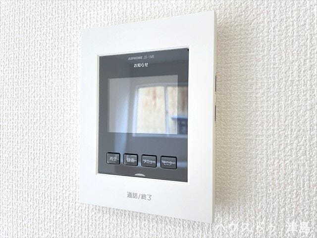 モニター付きインターホン。来訪者の顔が確認でき、室内にいながら安心して応対でき、防犯性を高めます。