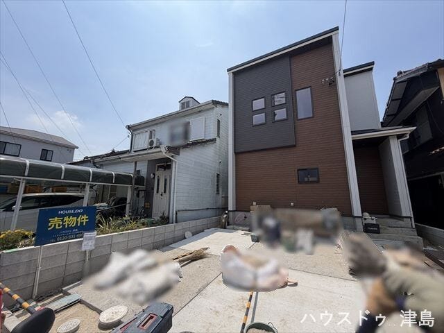 玄関ポーチは照明付きで暗い時間帯の帰宅も安心。表札・インターホン・ポストが一体型になった門柱。ドアはスマートキーでラクラク開錠♪